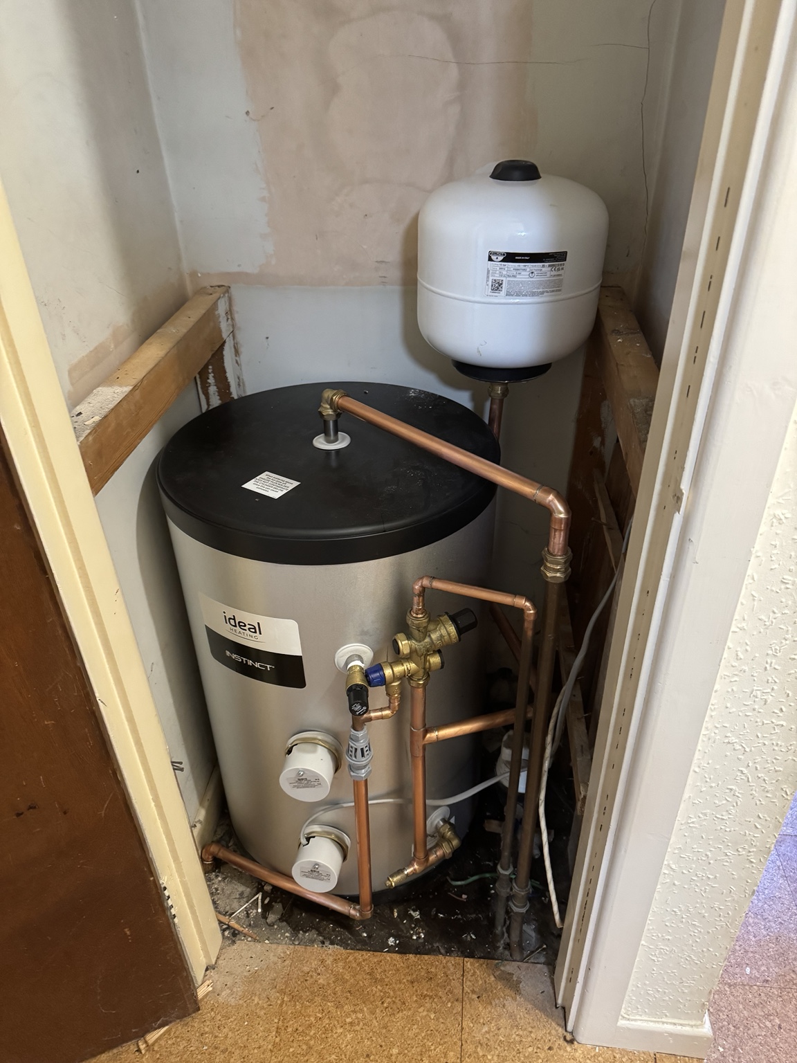 Hot water cylinder pipework